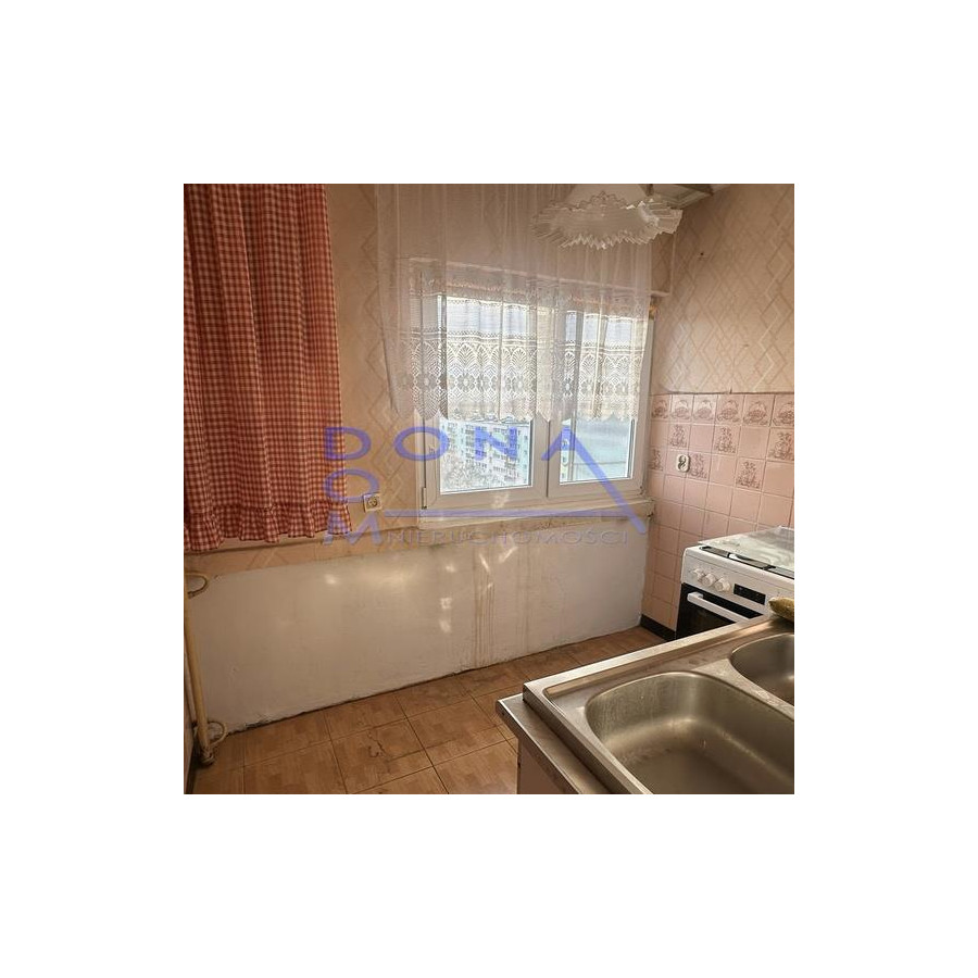 ł&oacute;dzkie, Ł&oacute;dź, Teofil&oacute;w, Rojna, M-3 z balkonem w wieżowcu na Teofilowie do remontu.